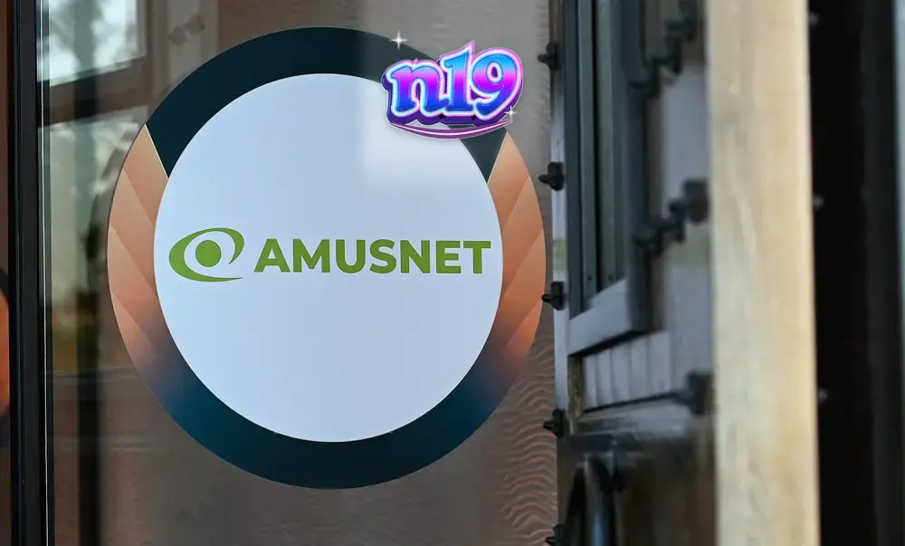Gabinetes de slot modernos com luzes neon em um ambiente de cassino